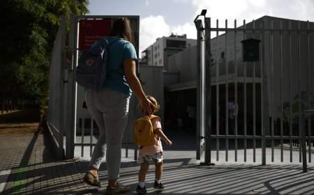 El plan estrella de Almeida deja fuera al 90% de las familias que solicitaron beca para escuelas infantiles privadas