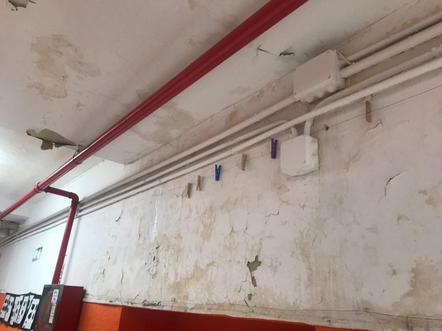Las goteras, las grietas y el amianto se apoderan de un colegio de San Blas: “Tememos por la seguridad de nuestros hijos”