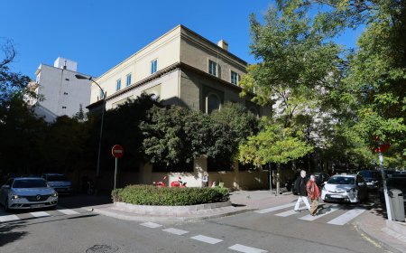 El Monopoly de los ejecutivos de Sánchez y Ayuso en el Madrid VIP: intercambian un palacete, un edificio junto al Palace, y 1,7 millones de euros