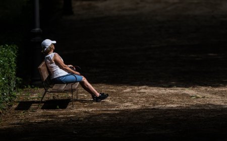 Sentarse en un banco: un lujo anacrónico en la ciudad acelerada