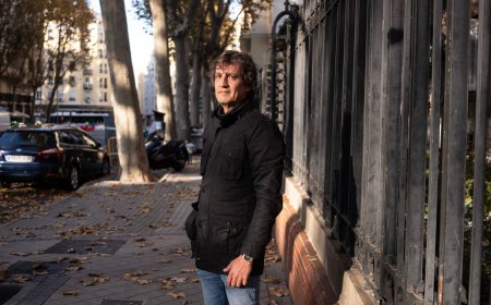El barrio de Hortaleza se moviliza para homenajear a Fausto en su último día en la farmacia: “Tenemos que ser curas con quien la gente se confiese”