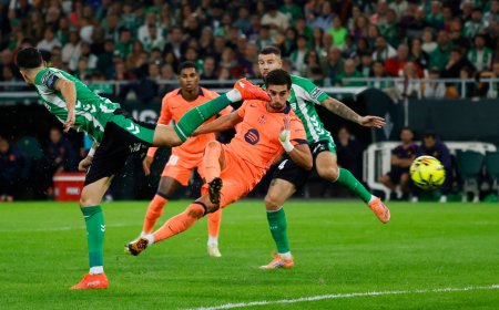 El Barça se explica con los goles: vence al Betis con autoridad y consolida el liderato en la Liga
