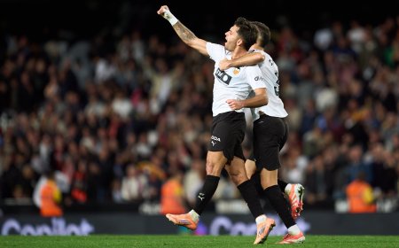Hugo Duro evita con un gol en el descuento un duro traspié del Valencia ante el Sevilla