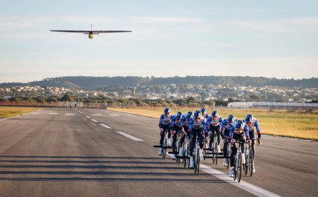 Las alas de Red Bull: cómo nueve ciclistas despegan un ultraligero con sus pedales