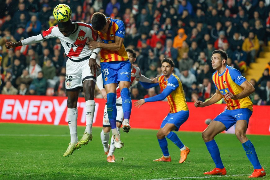 Rayo y Valencia empatan en Vallecas un partido muy disputado
