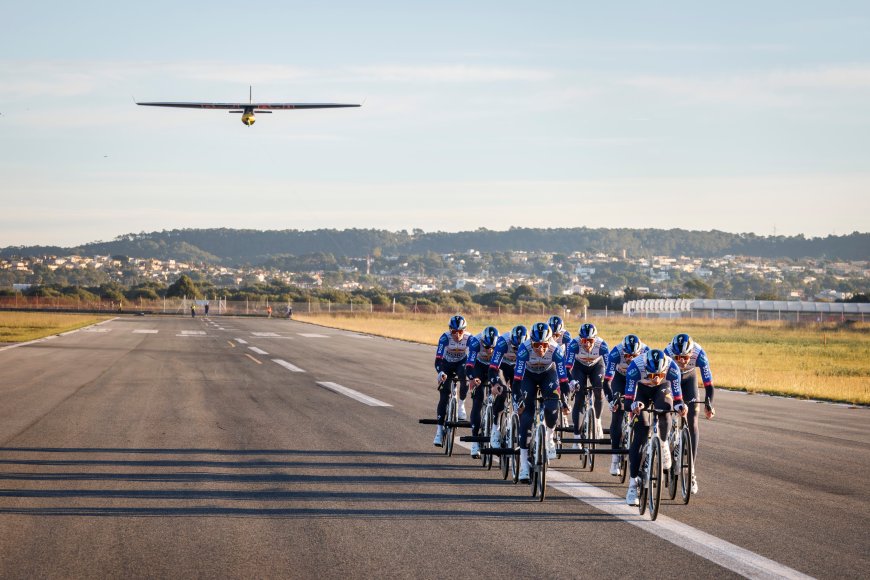 Las alas de Red Bull: cómo nueve ciclistas despegan un ultraligero con sus pedales