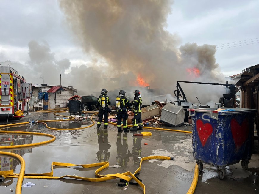 Los bomberos trabajan en el incendio de varias chabolas en el distrito madrileño de Fuencarral-El Pardo