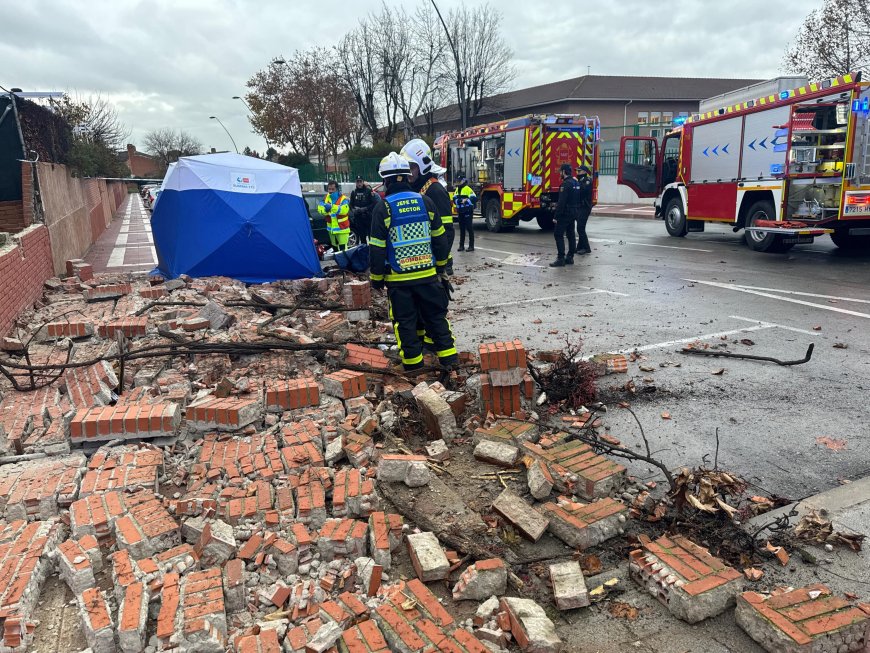 Dos peatones heridos al derrumbarse el muro de 20 metros cuadrados de un chalé en Getafe