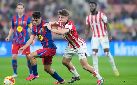 Pedri y De Jong esperan al mejor Dani Olmo