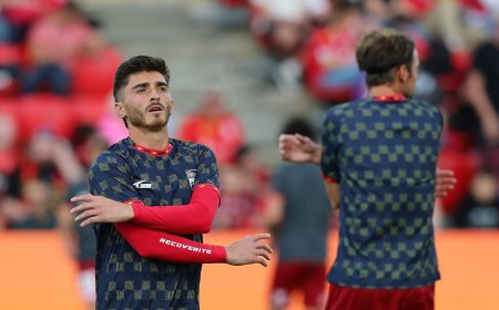 El futbolista Josh Cavallo, el primero en activo en hablar de homosexualidad, acusa a su anterior equipo de homofobia