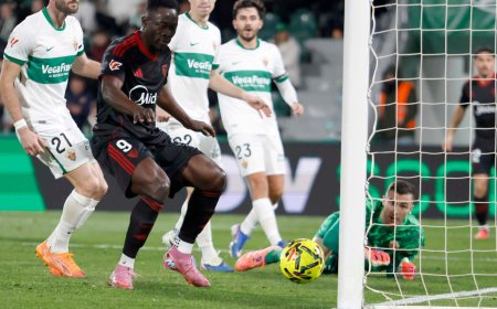 Akor Adams rescata al Sevilla ante un Elche débil