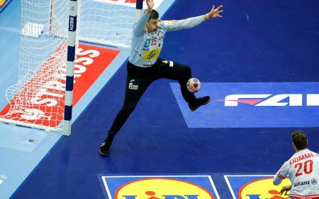 Sergey Hernández, portero de la selección de balonmano: “Recibir pelotazos a 130 kilómetros por hora me pone la piel de gallina”