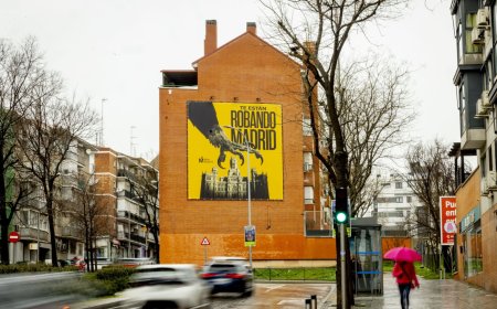 “Te están robando Madrid”: la nueva campaña de Más Madrid con carteles sobre edificios para denunciar la especulación inmobiliaria