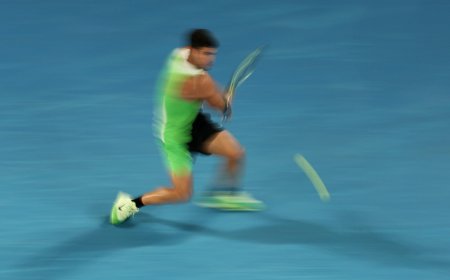 Alcaraz reprime a De Miñaur y rompe su techo en Australia