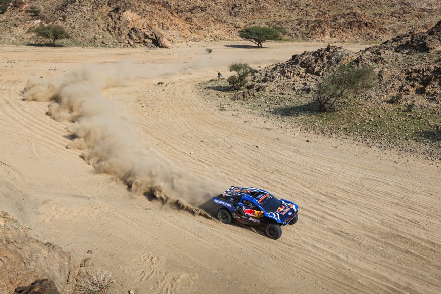 Carlos Sainz sufre y Nasser Al-Attiyah toma el mando del Dakar en el día de la emboscada de los Toyota