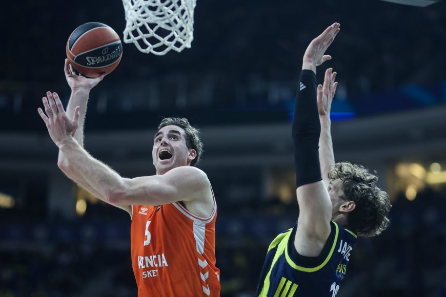 El Fenerbahçe sofoca la euforia del Valencia