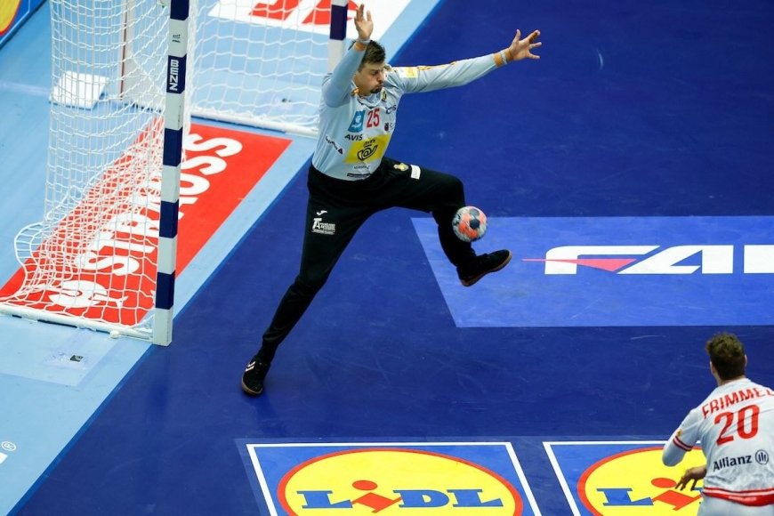 Sergey Hernández, portero de la selección de balonmano: “Recibir pelotazos a 130 kilómetros por hora me pone la piel de gallina”