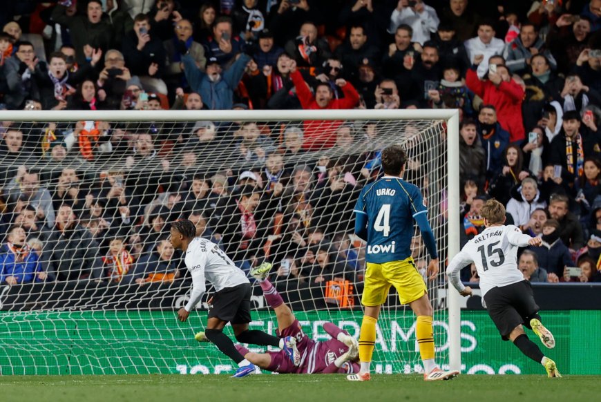 El Valencia de repente es indestructible: un gol en el añadido le da la victoria ante el Espanyol