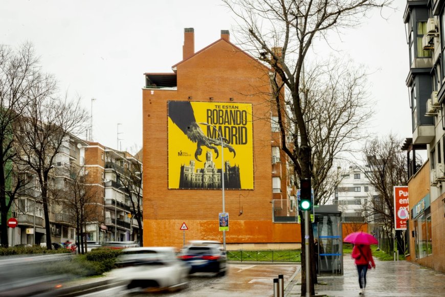 “Te están robando Madrid”: la nueva campaña de Más Madrid con carteles sobre edificios para denunciar la especulación inmobiliaria