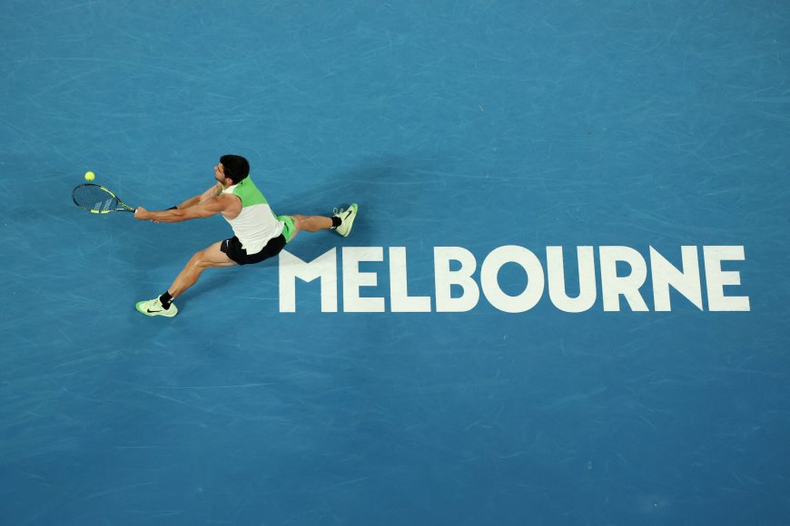 Alcaraz - De Miñaur en el Open de Australia en directo | Alcaraz vence en tres sets a De Miñaur y se medirá en las semifinales ante Zverev
