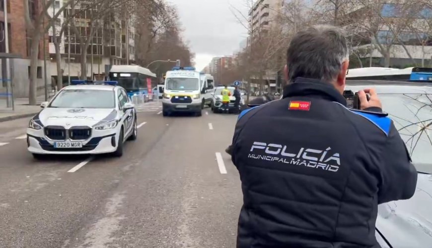 Una mujer de 71 años resulta gravemente herida al ser atropellada en una calle sin paso de peatones en Madrid