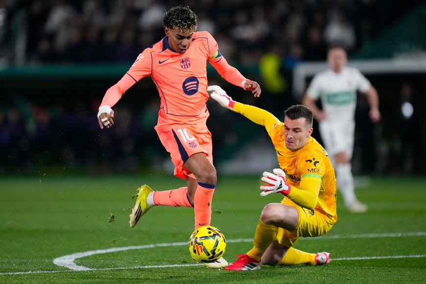 Elche - Barcelona en directo | El Barça gana al descanso, pero perdona varias ocasiones clarísimas