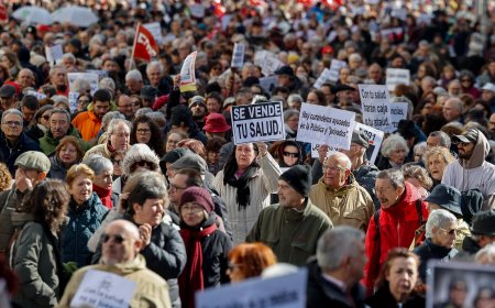 Miles de personas se manifiestan en Madrid contra la política sanitaria de Ayuso
