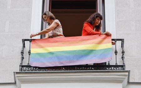 Un juzgado rechaza la demanda de Vox contra las banderas LGTBIQ+ en el edificio de los grupos municipales de la calle Mayor de Madrid