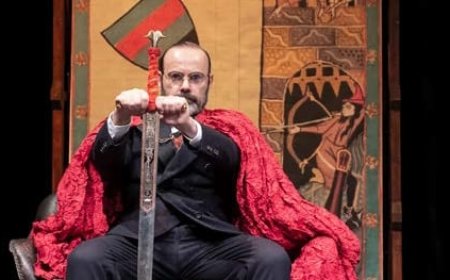 Del foco político al escénico: el gurú de ‘los pocholos’ reaparece tras la crisis que sacude a Ayuso