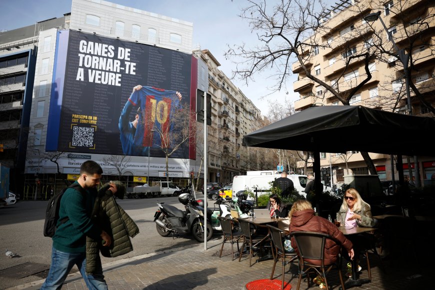 Marc Ciria, precandidato a las elecciones del Barcelona, despliega una pancarta con la imagen de Leo Messi: “Ganas de volver a verte”