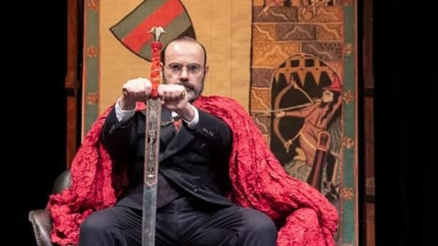 Del foco político al escénico: el gurú de ‘los pocholos’ reaparece tras la crisis que sacude a Ayuso