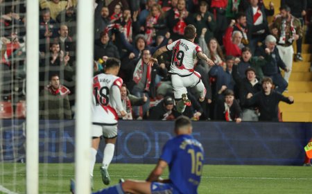 De Frutos entierra al Oviedo en el partido aplazado por el césped de Vallecas