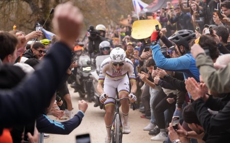 Pogacar se corona de nuevo y escribe la historia en la Strade Bianche