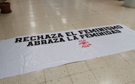 La Complutense denuncia que un grupo de 30 violentos ha irrumpido en la facultad de Políticas para vandalizar el material del 8-M