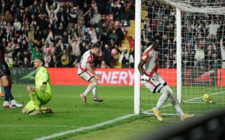 El Levante se deja dos puntos de oro en Vallecas ante un Rayo con diez