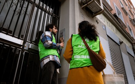 “Cara amable, no se miente”: puerta a puerta para reconquistar al votante de izquierda en Madrid