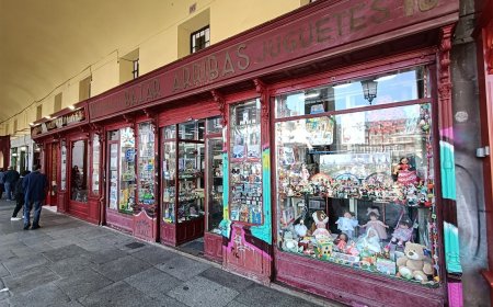 Cierra Bazar Arribas, la juguetería de la plaza Mayor de Madrid con la que crecieron los niños durante 107 años
