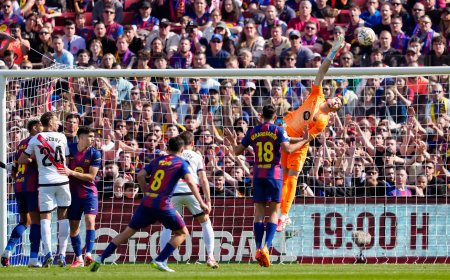 Joan García sostiene al Barcelona ante el Rayo