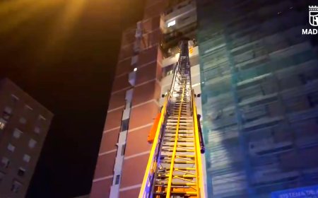 Un policía se confina con una mujer de 80 años en la terraza de su vivienda en Madrid para salvarla de un incendio