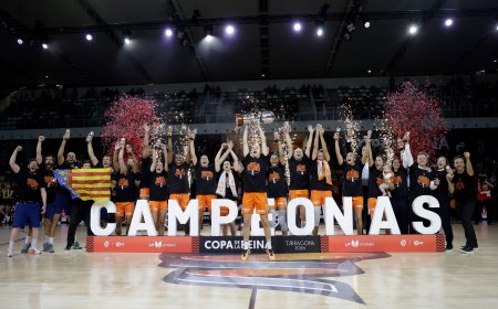El Valencia renace de sus cenizas para levantar la Copa de la Reina ante el Jairis