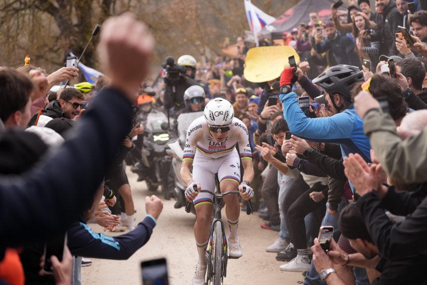 Pogacar se corona de nuevo y escribe la historia en la Strade Bianche