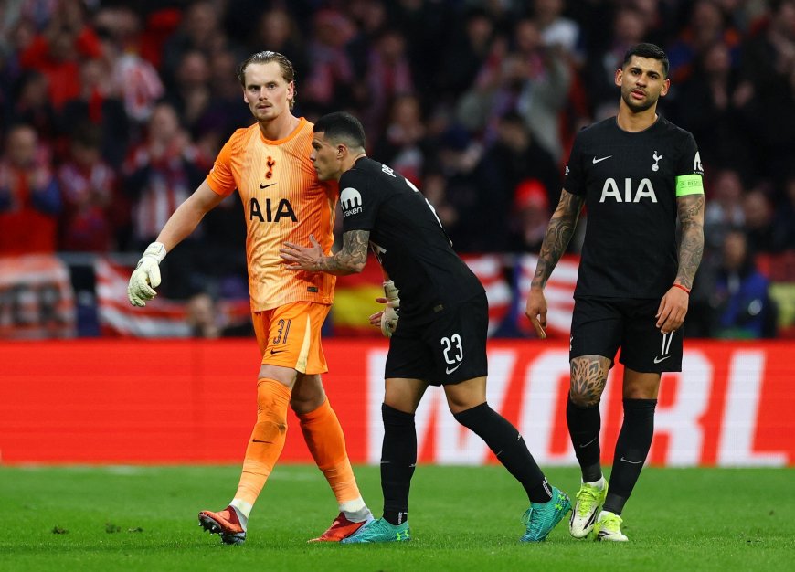 Los errores de Antonin Kinsky y la gestión de la portería del Tottenham desatan el escándalo en Inglaterra: “Han destruido su carrera”