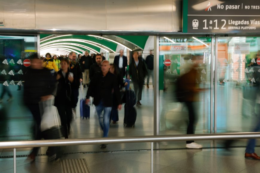 Miércoles de retrasos en la media y larga distancia desde y hacia Madrid: “Coger el tren me genera mucho estrés”