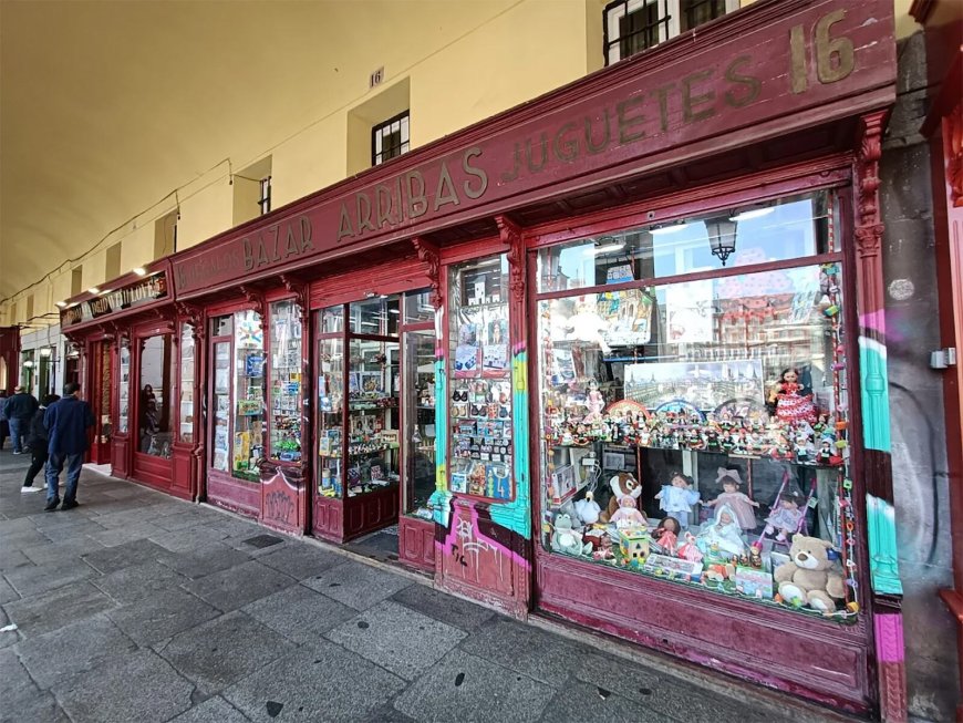 Cierra Bazar Arribas, la juguetería de la plaza Mayor de Madrid con la que crecieron los niños durante 107 años