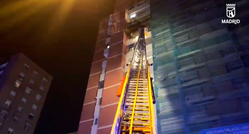 Un policía se confina con una mujer de 80 años en la terraza de su vivienda en Madrid para salvarla de un incendio
