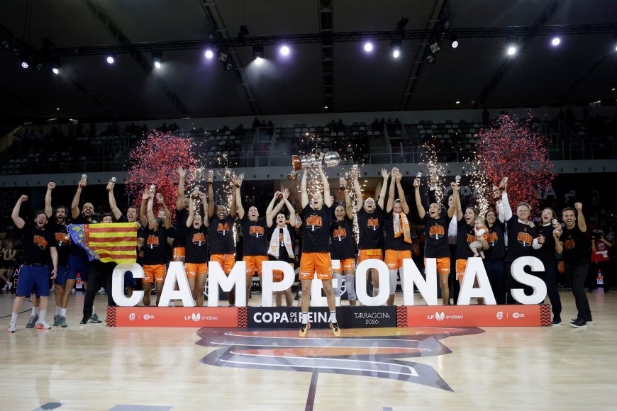 El Valencia renace de sus cenizas para levantar la Copa de la Reina ante el Jairis