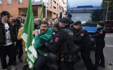 Desahucio en “trasteros”: ocho personas son desalojadas de un local de infraviviendas en Vallecas