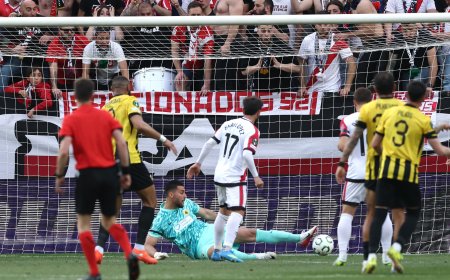 El Rayo parte al AEK y se acerca al Olimpo de las semifinales de la Conference