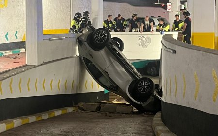 Un coche cae a la planta inferior de un parking de Madrid con dos septuagenarios dentro