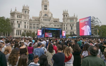 “Quien canta, reza dos veces”: pop cristiano para 85.000 feligreses en el centro de Madrid
